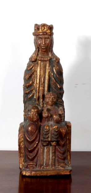 null *Statue en bois polychrome représentant la Vierge en majesté tenant le Christ...