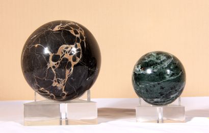 null Deux boules en pierre dure

D : 16 - 10 cm.