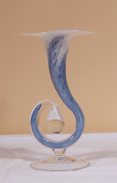 null Bougeoir sur pied en verre transparent et coulures bleues

H : 23,5 cm.
