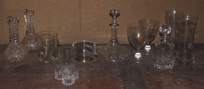 null Lot de vases et carafes en verre dépareillés