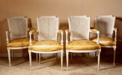 null Quatre fauteuils cabriolets cannés en bois laqué crème, style Louis XVI

H :...