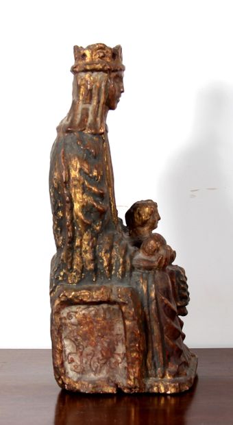 null *Statue en bois polychrome représentant la Vierge en majesté tenant le Christ...