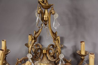 null Lustre en bronze et pampilles à huit bras de lumière, style Louis XVI

H : 80...