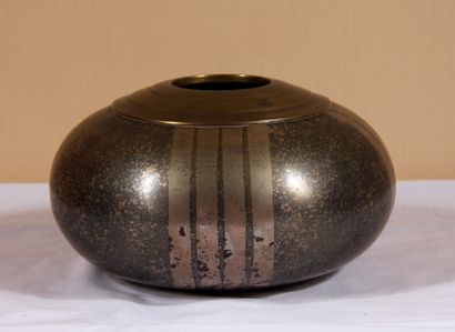 null Vase boule à panse aplatie en dinanderie

H : 14 D : 30 cm. (usures)