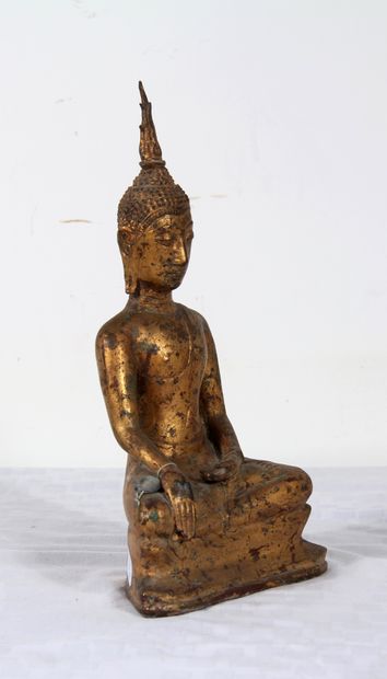 null *Sculpture en métal doré représentant Bouddha assis, Extrême-Orient

H : 29...