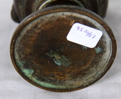null *Vase en bronze patiné à décor en relief, Chine

H : 13 D : 11 cm. (acciden...