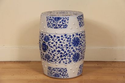 null Tabouret tambour en porcelaine blanc bleu, Chine

H : 47 D : 31 cm. (fêles)