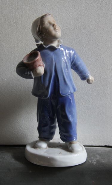 null *Bing Grondahl, Danemark

Jeune garçon au réveil

Sculpture en porcelaine polychrome,...