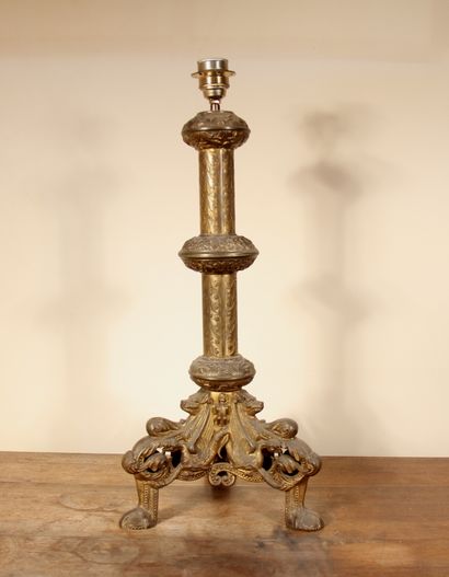 null Pied de lampe tripode en bronze style Néogothique

H : 56 cm.