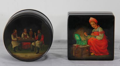 null *Deux boites en composite noire à décor de scènes russes

H : 10 D : 12 cm.

H...
