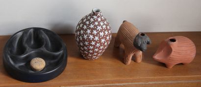 null *Lot de vases en céramique et diivers

H : 15,5 cm.