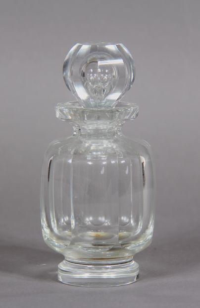 null *BACCARAT

Flacon en cristal à pans coupés, marqué

H : 16,5 cm.