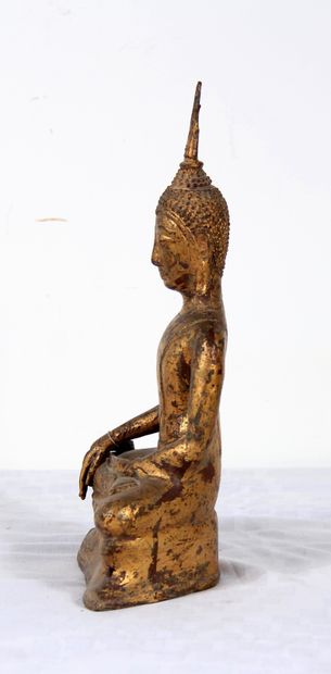 null *Sculpture en métal doré représentant Bouddha assis, Extrême-Orient

H : 29...