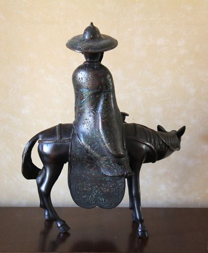 null Sculpture en bronze patiné et cloisonné représentant Toba et sa mule, Chine...