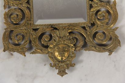 null Paire de miroirs en bronze à décor de feuillages et mascarons, miroirs biseautés

46...