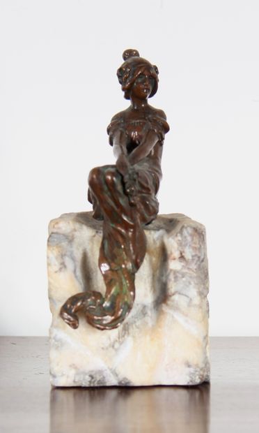 null *Ecole française vers 1900

Jeune femme assise

Sculpture en bronze sur un socle...