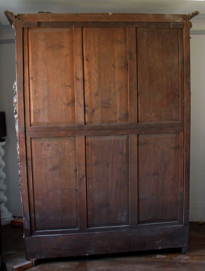 null *Armoire de mariage en bois naturel à deux portes moulurées et panneaux sculptés,...