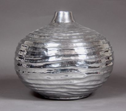 null Vase globulaire en métal chromé

H : 28 cm.