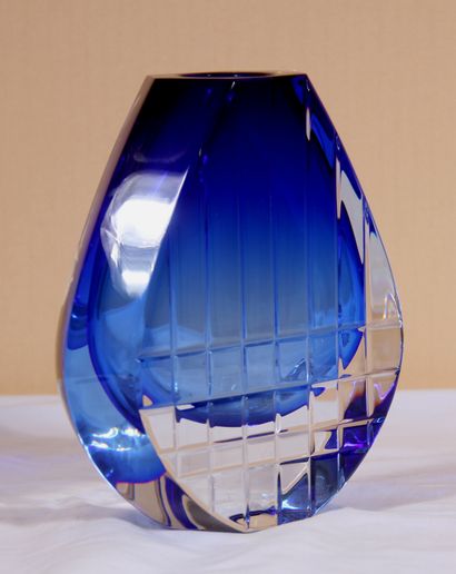 null BACCARAT

Vase piriforme à panse plate en cristal dégradé bleu taillé de lignes...