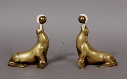 null H. ROBERT

Paire de serre-livres en bronze et ivoirine en forme d'otarie jonglant...