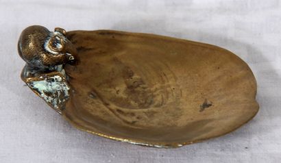 null *Vide-poche en bronze formé d'une souris au bord d'une coquille

H : 4,5 L :...