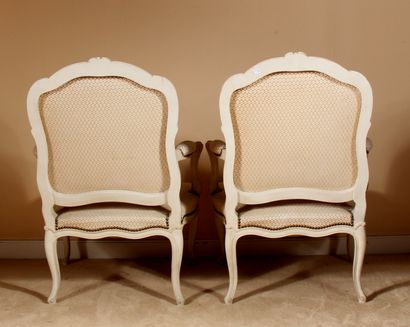 null Paire de fauteuils à dossier droit en bois laqué blanc, style Louis XV

H :...
