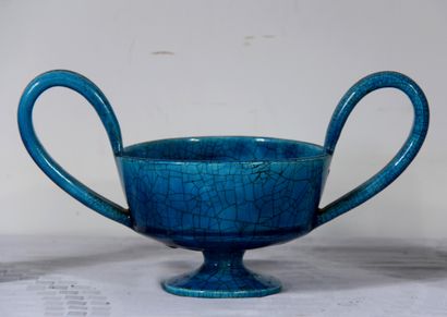 null *- LONGWY

Vase balustre en faïence à glaçure bleue turquoise à décor en relief...