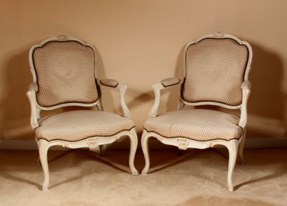 null Paire de fauteuils à dossier droit en bois laqué blanc, style Louis XV

H :...