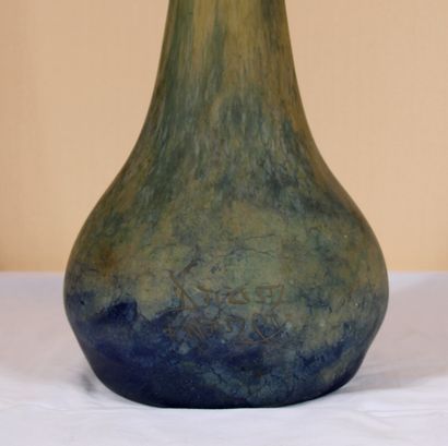 null DAUM France

Vase soliflore en verre marmoréen vert et bleue, signé

H : 67...