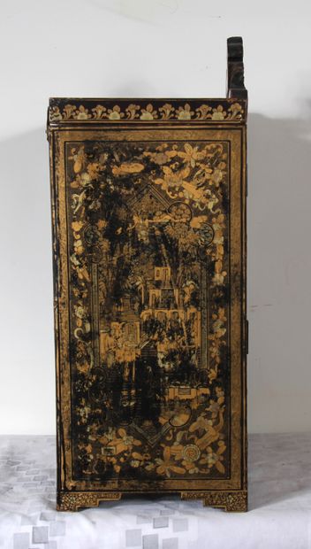 null *Petite armoire en bois noirçi à décor doré, Extrême Orient

H : 48 L : 31 P...