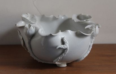 null *Coupe tripode en porcelaine blanche à décor en relief de branchages, Chine

H...