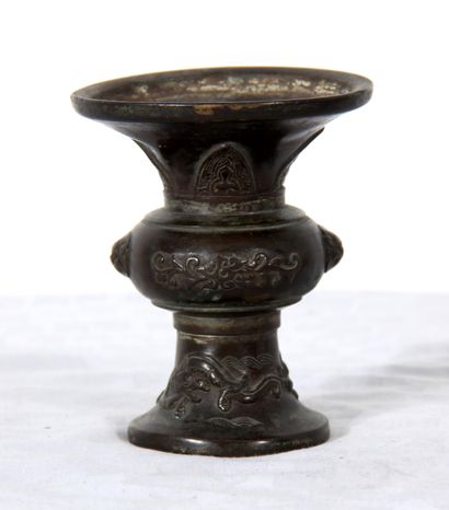 null *Vase en bronze patiné à décor en relief, Chine

H : 13 D : 11 cm. (acciden...