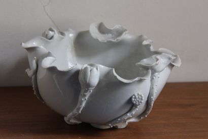 null *Coupe tripode en porcelaine blanche à décor en relief de branchages, Chine

H...