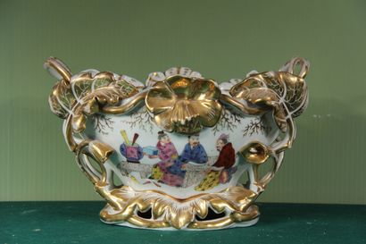 null Cache-pot en porcelaine blanche et dorée à décor polychrome au chinois

H :...