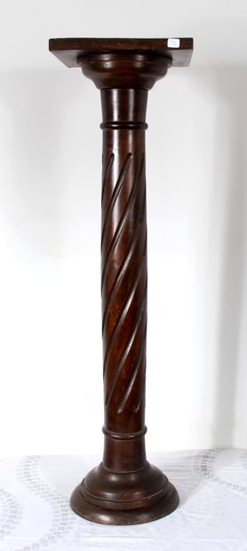 null *Sellette colonne en bois naturel

H : 102 27,5 x 27,5 cm.