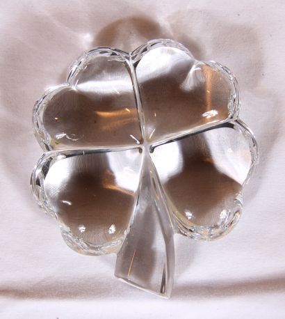null BACCARAT

Sculpture en cristal transparent en forme de trèfle à quatre feuilles,...