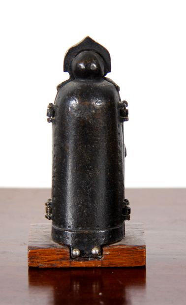 null *Sculpture miniature en métal patiné représentant une Vierge de fer

H : 11...