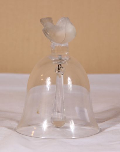 null LALIQUE France

Cloche de table en cristal transparent, prise en forme de moineau...