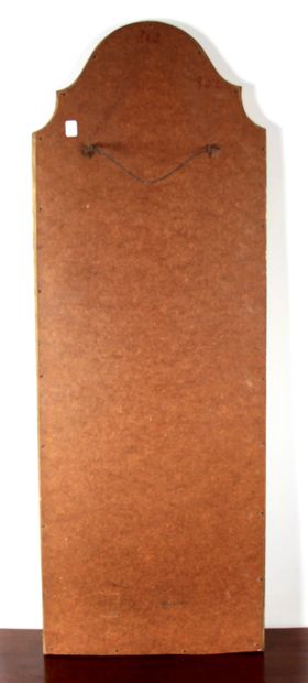 null *Glace en bois doré mouvementé

97 x 34,5 cm.
