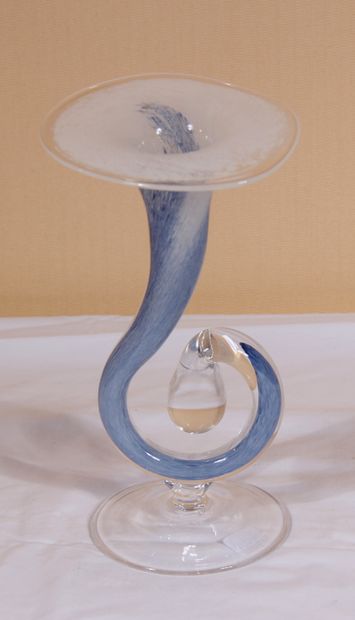 null Bougeoir sur pied en verre transparent et coulures bleues

H : 23,5 cm.