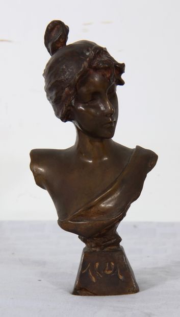 null *Emmanuel VILLANIS (1858-1914) d'après

Ida en buste

Sculpture en bronze à...