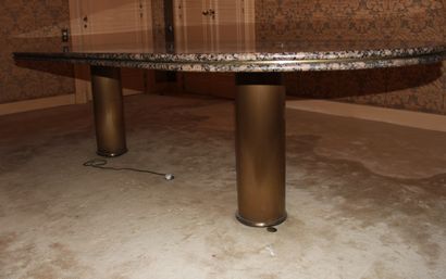 null Table de salle à manger ovale en marbre reposant sur deux cylindres garnis de...