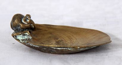 null *Vide-poche en bronze formé d'une souris au bord d'une coquille

H : 4,5 L :...
