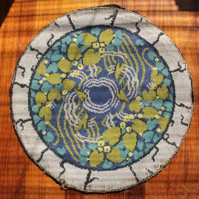 null Tapis rond en laine à décor de fleurs stylisées, vers 1930

D : 68 cm.(tâches,...