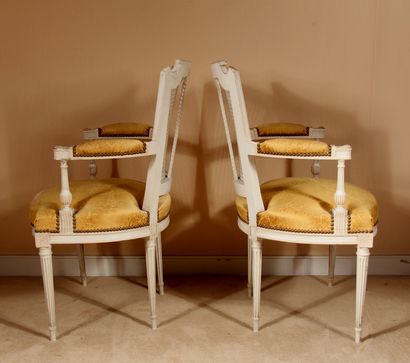 null Quatre fauteuils cabriolets cannés en bois laqué crème, style Louis XVI

H :...