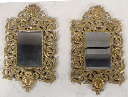null Paire de miroirs en bronze à décor de feuillages et mascarons, miroirs biseautés

46...