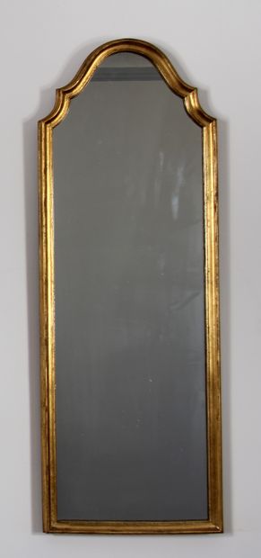 null *Glace en bois doré mouvementé

97 x 34,5 cm.