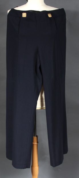 null *CHANEL designer Karl LAGERFELD

Pantalon en lainage et polyester marine. Boutonnage...