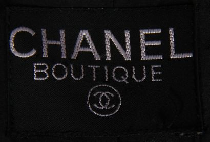null CHANEL Boutique

Manteau long en lainage noir, col châle en velours et rabats...