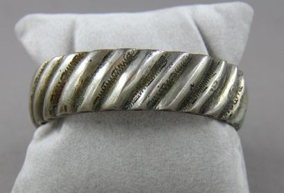 null Lot de bijoux fantaisies en métal argenté et un bracelet rigide en argent 800°/°°...